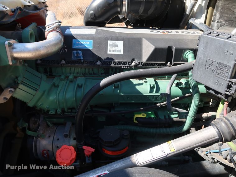 image for item IY9080 2016 Volvo VNL  semi truck