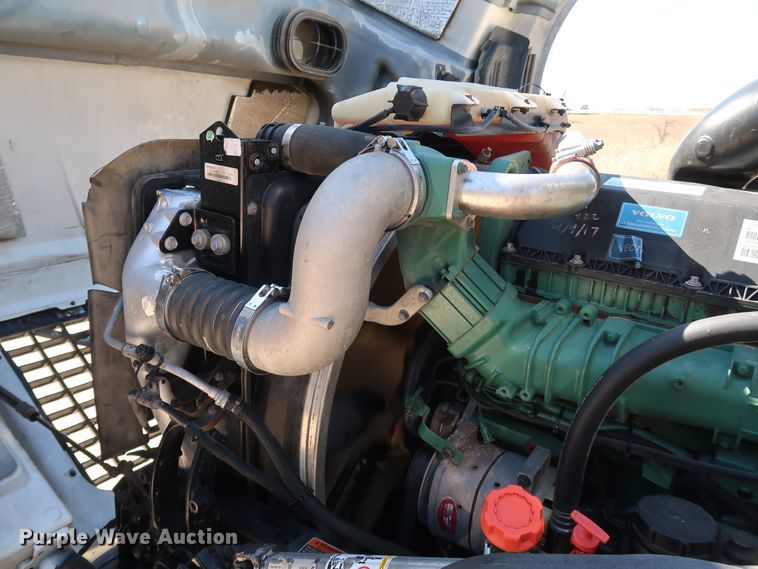 image for item IY9080 2016 Volvo VNL  semi truck