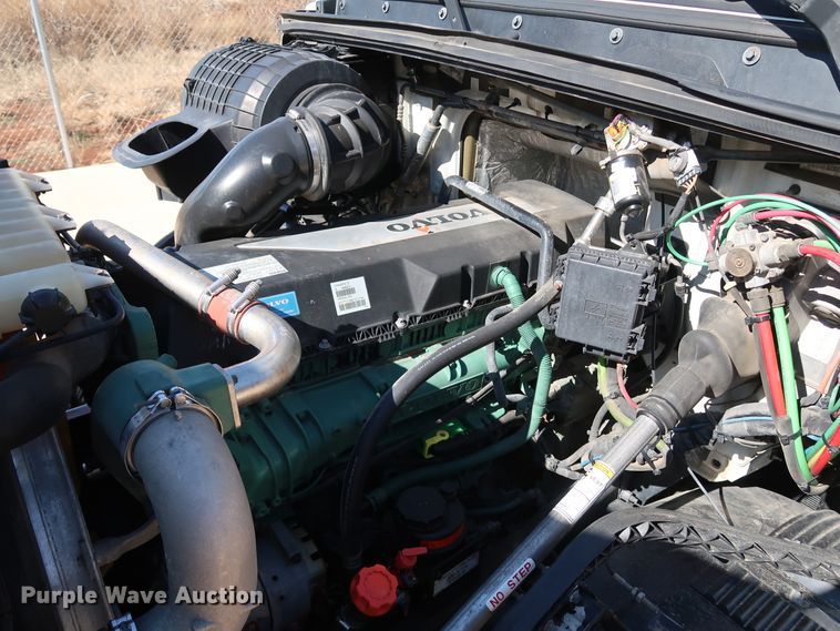 image for item IY9080 2016 Volvo VNL  semi truck