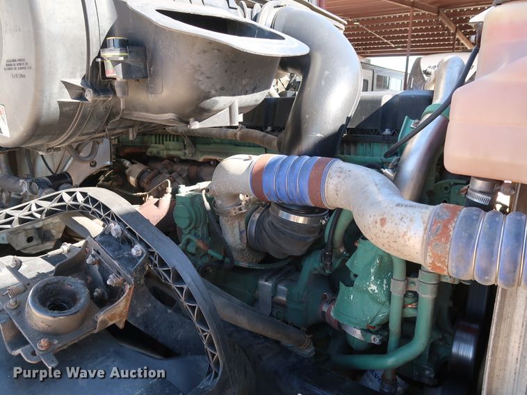 image for item IY9080 2016 Volvo VNL  semi truck