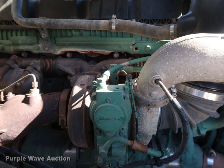 image for item IY9080 2016 Volvo VNL  semi truck