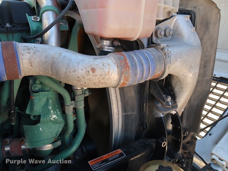 image for item IY9080 2016 Volvo VNL  semi truck