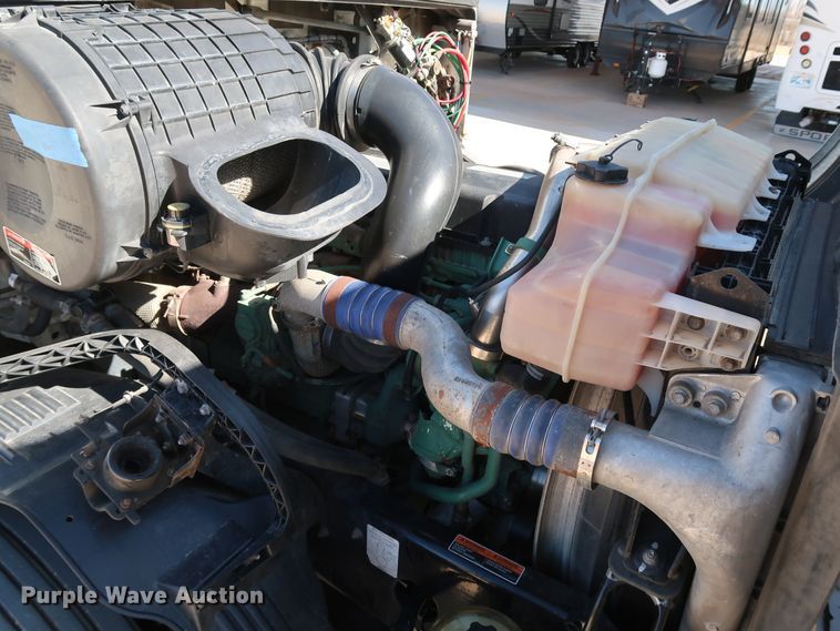 image for item IY9080 2016 Volvo VNL  semi truck