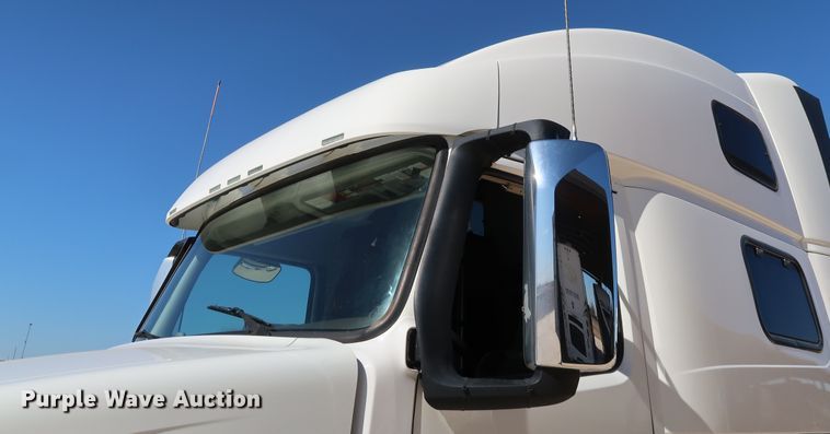 image for item IY9080 2016 Volvo VNL  semi truck