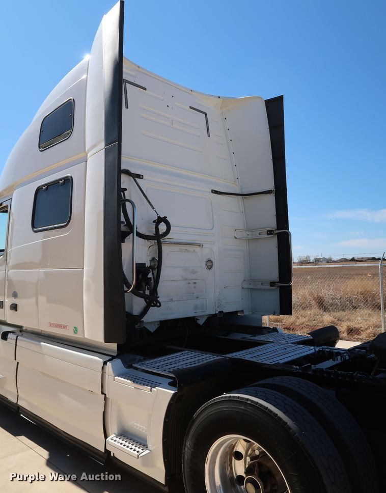 image for item IY9080 2016 Volvo VNL  semi truck