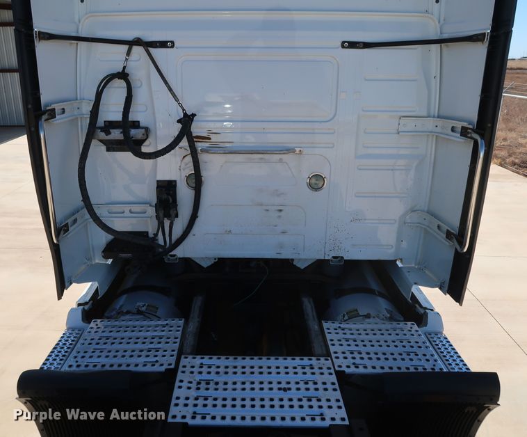 image for item IY9080 2016 Volvo VNL  semi truck