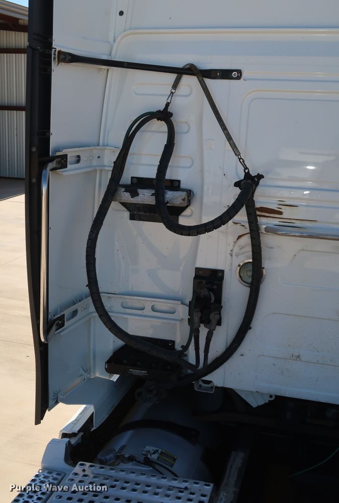 image for item IY9080 2016 Volvo VNL  semi truck