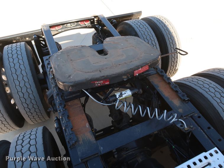 image for item IY9080 2016 Volvo VNL  semi truck