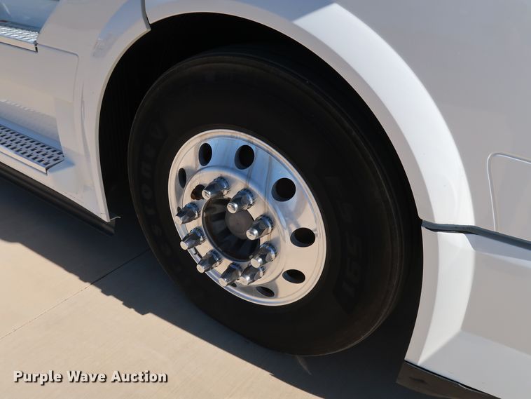 image for item IY9080 2016 Volvo VNL  semi truck