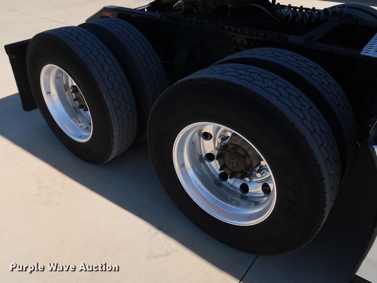 image for item IY9080 2016 Volvo VNL  semi truck