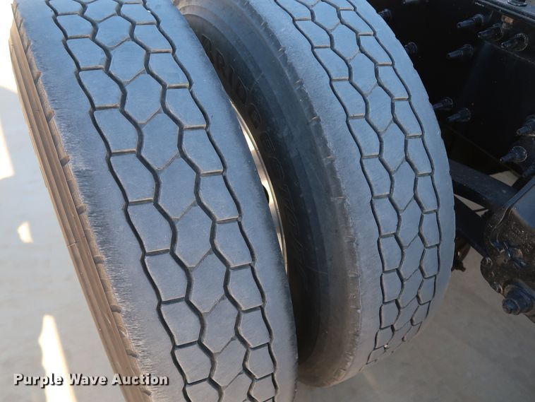 image for item IY9080 2016 Volvo VNL  semi truck