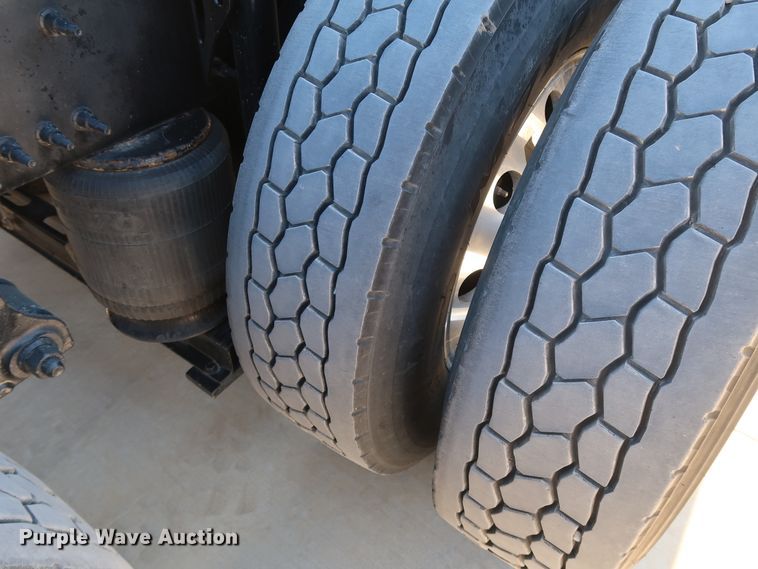 image for item IY9080 2016 Volvo VNL  semi truck