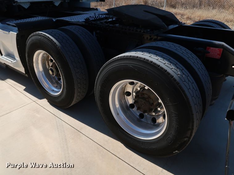 image for item IY9080 2016 Volvo VNL  semi truck