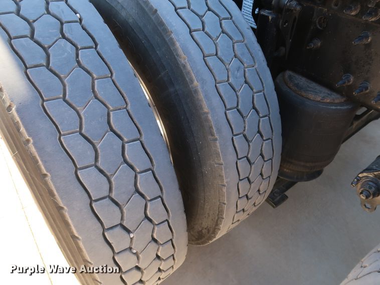 image for item IY9080 2016 Volvo VNL  semi truck