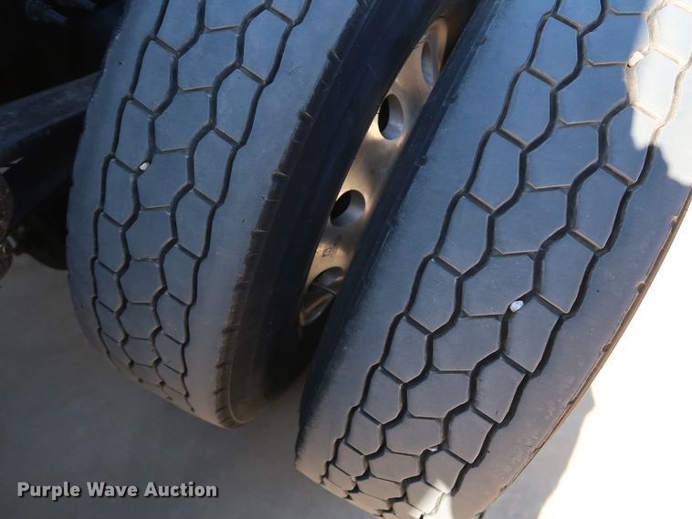 image for item IY9080 2016 Volvo VNL  semi truck