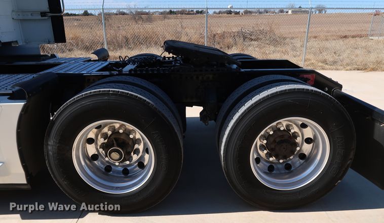 image for item IY9080 2016 Volvo VNL  semi truck