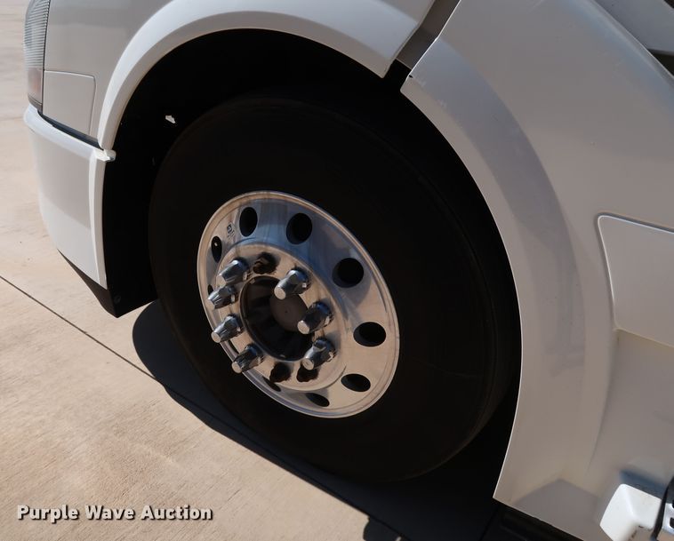 image for item IY9080 2016 Volvo VNL  semi truck