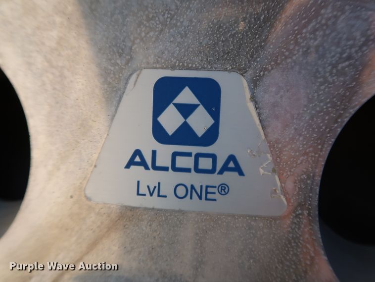 image for item IY9080 2016 Volvo VNL  semi truck