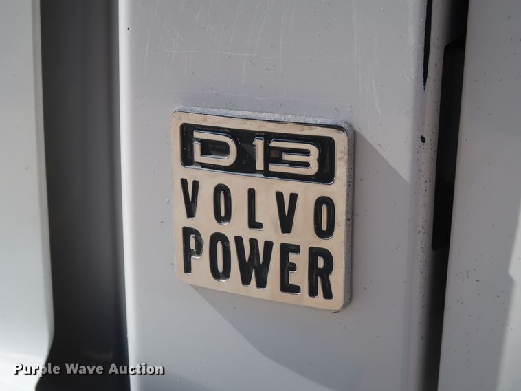 image for item IY9080 2016 Volvo VNL  semi truck