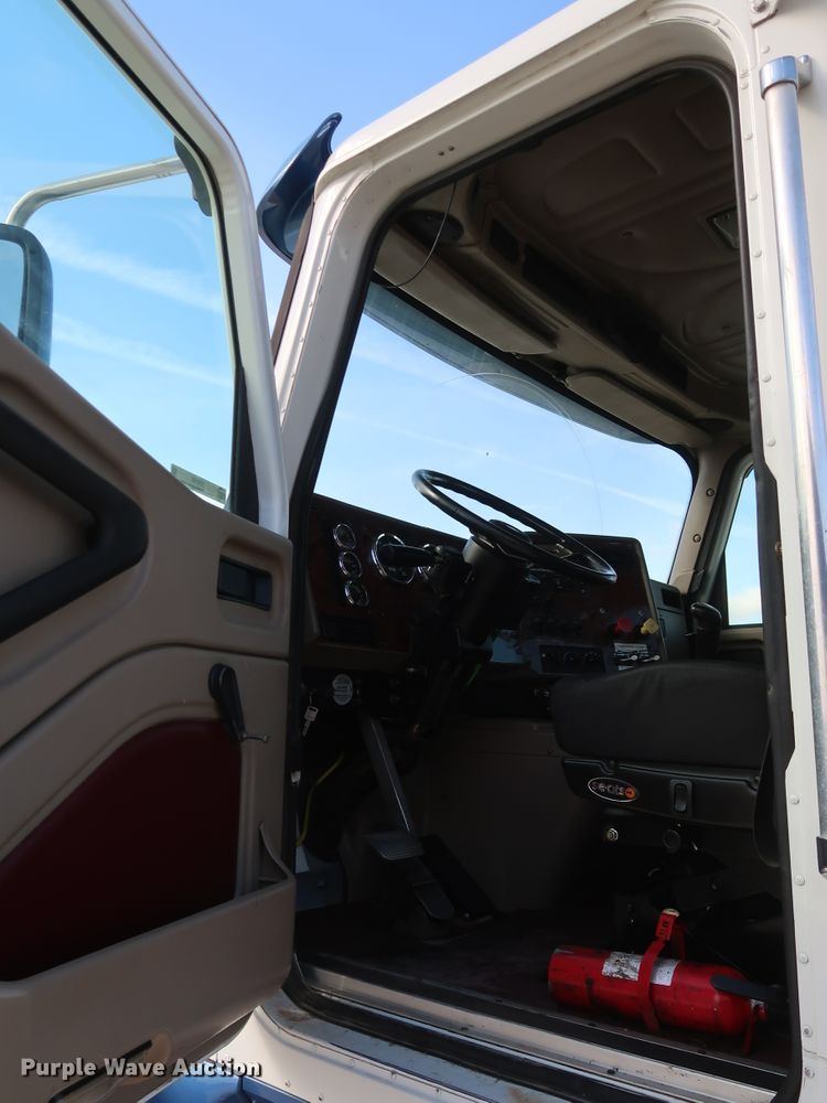 image for item IY9106 2006 International 9400i  semi truck