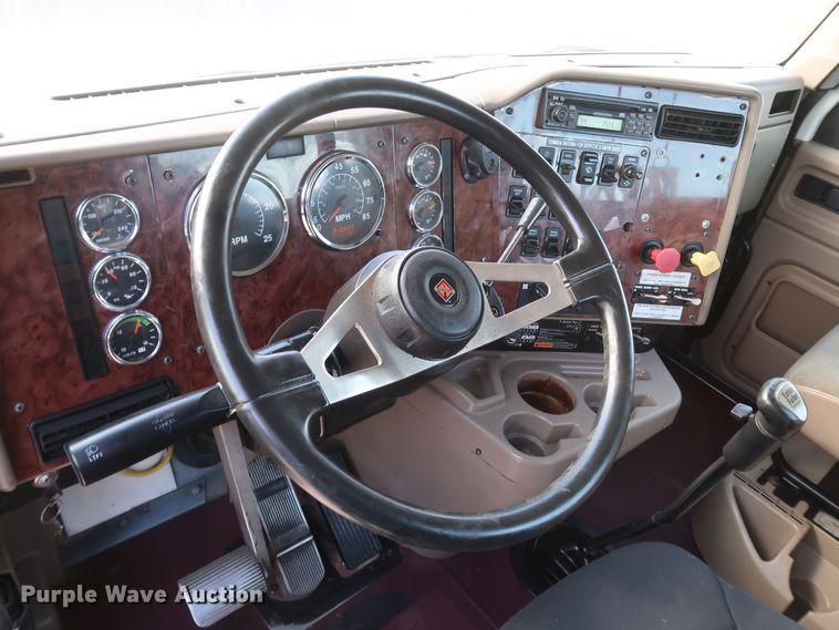 image for item IY9106 2006 International 9400i  semi truck