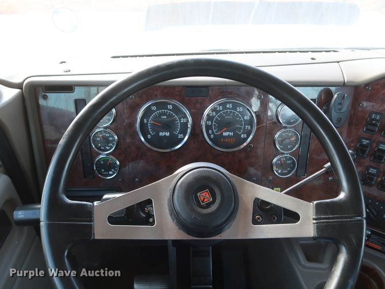 image for item IY9106 2006 International 9400i  semi truck