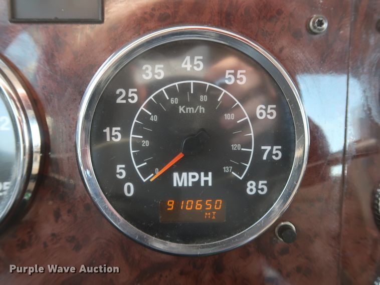 image for item IY9106 2006 International 9400i  semi truck