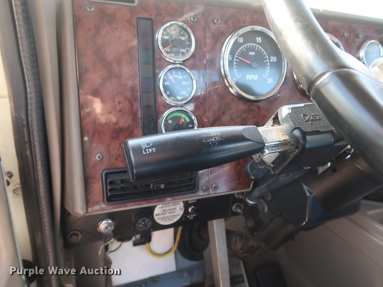 image for item IY9106 2006 International 9400i  semi truck