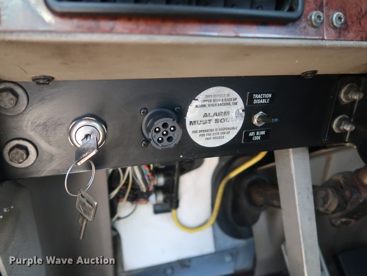 image for item IY9106 2006 International 9400i  semi truck