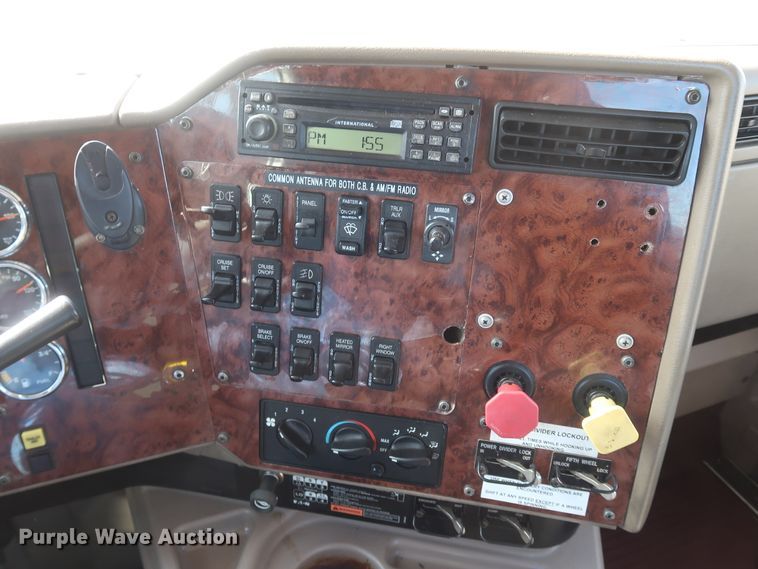 image for item IY9106 2006 International 9400i  semi truck