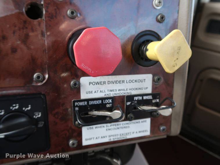 image for item IY9106 2006 International 9400i  semi truck