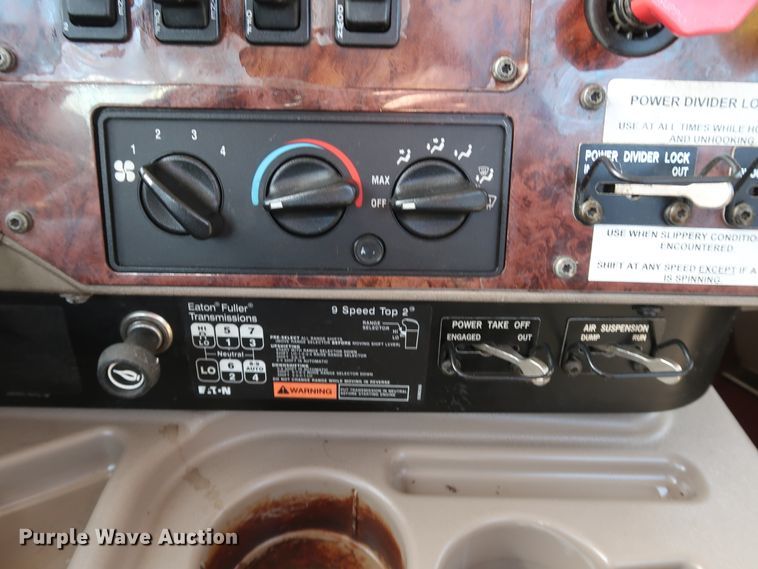 image for item IY9106 2006 International 9400i  semi truck