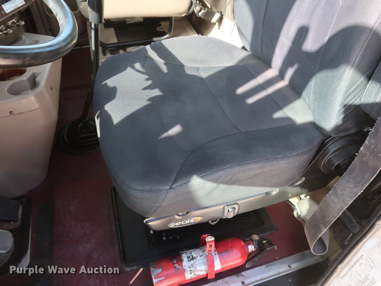 image for item IY9106 2006 International 9400i  semi truck