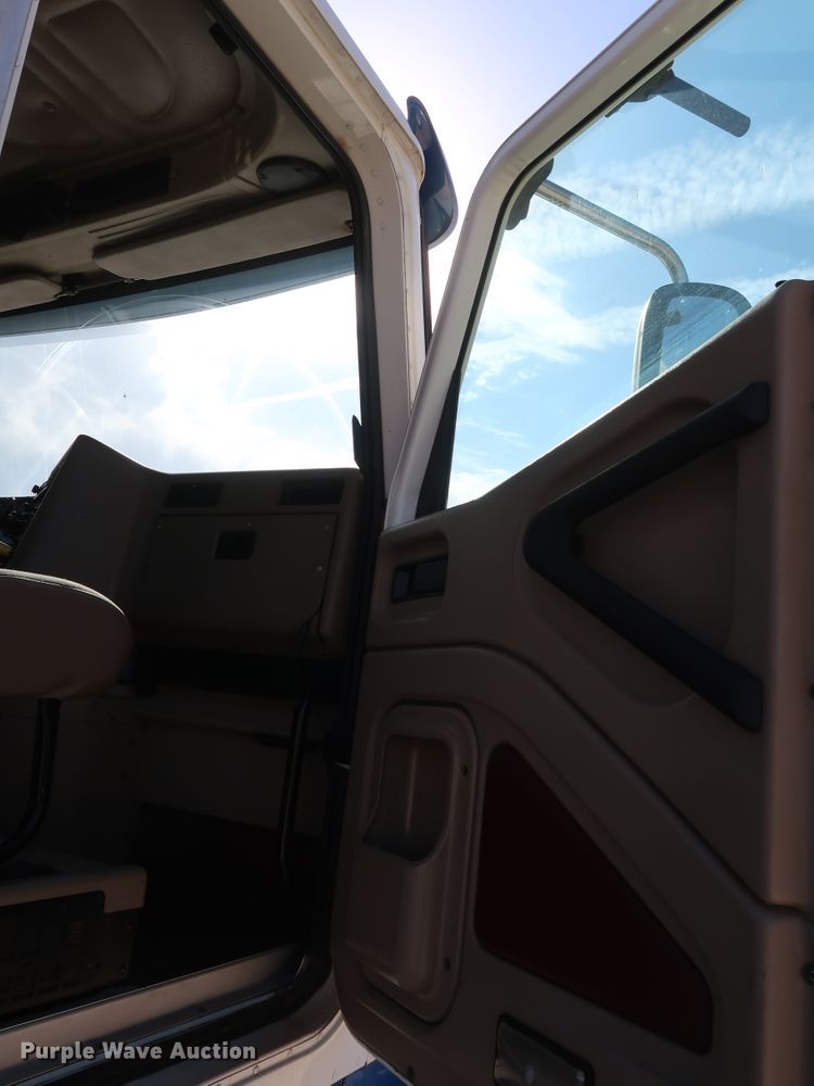 image for item IY9106 2006 International 9400i  semi truck