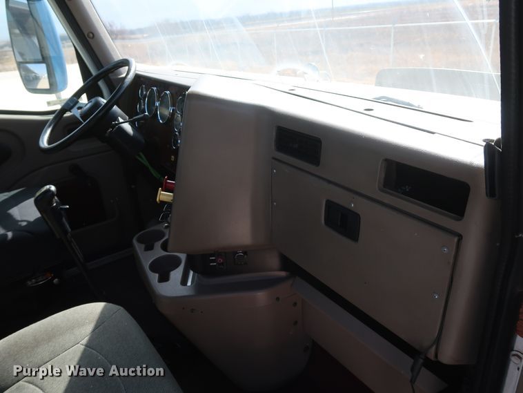 image for item IY9106 2006 International 9400i  semi truck