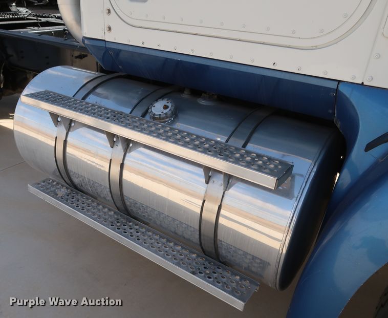 image for item IY9106 2006 International 9400i  semi truck