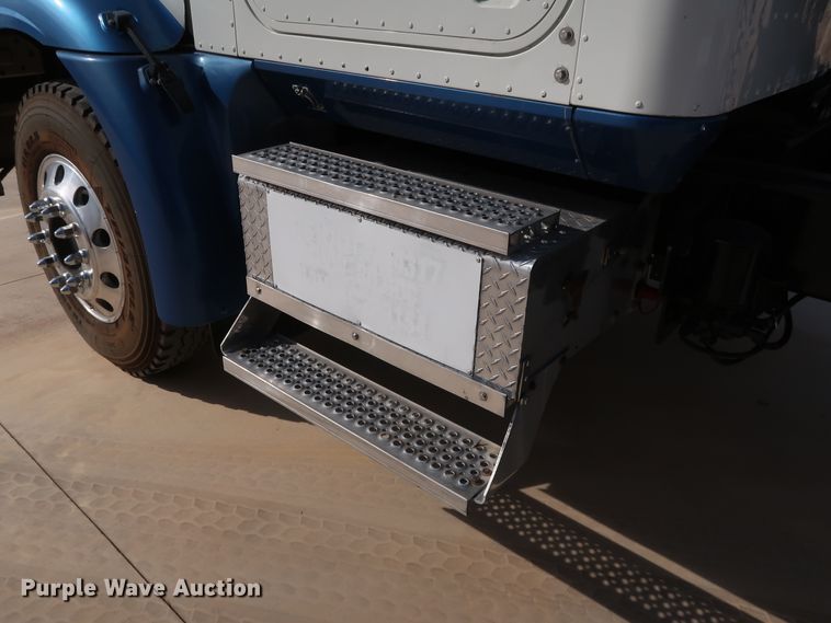 image for item IY9106 2006 International 9400i  semi truck