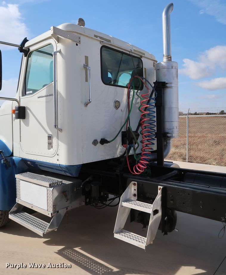 image for item IY9106 2006 International 9400i  semi truck