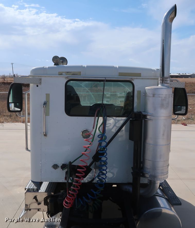 image for item IY9106 2006 International 9400i  semi truck