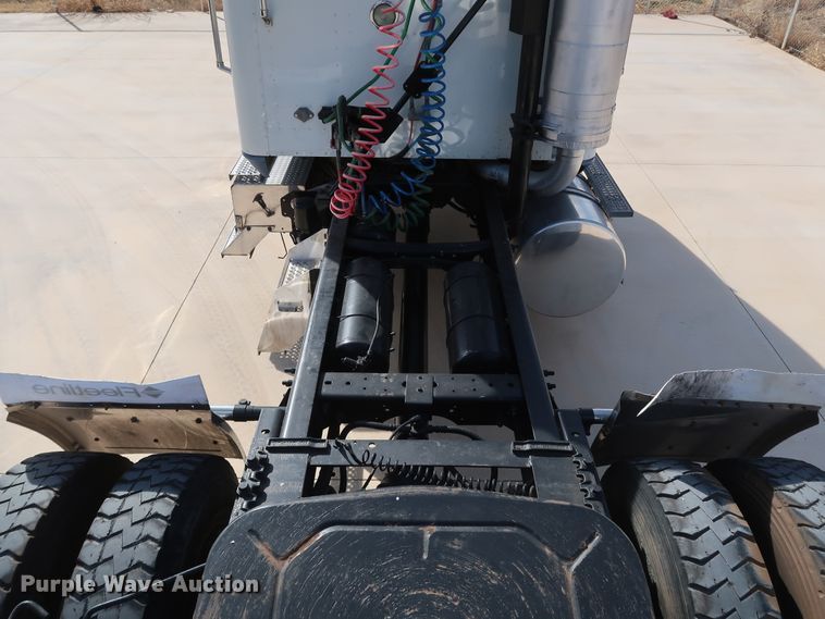 image for item IY9106 2006 International 9400i  semi truck