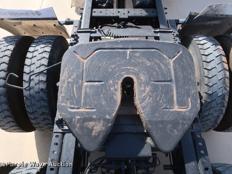 image for item IY9106 2006 International 9400i  semi truck