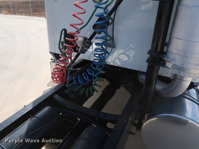 image for item IY9106 2006 International 9400i  semi truck