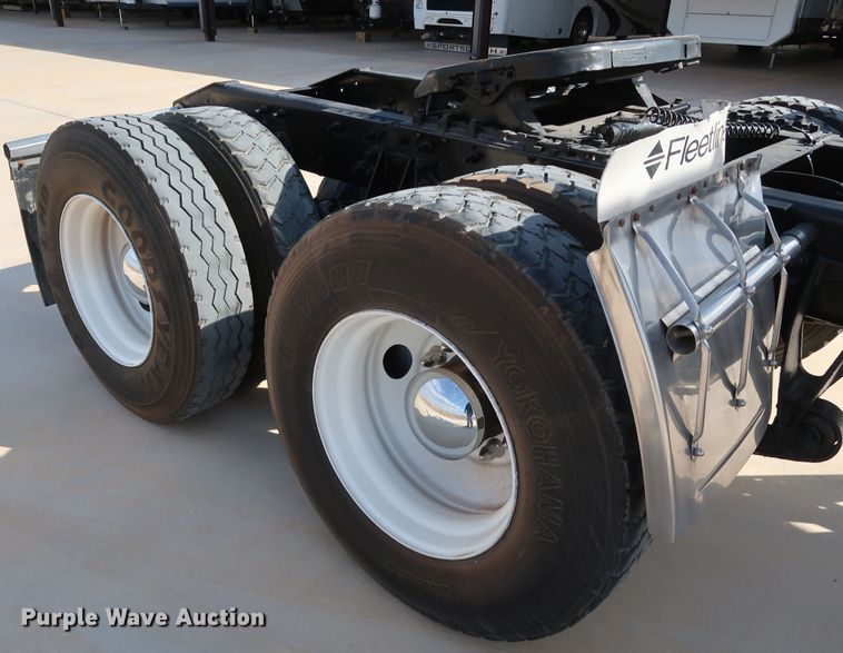 image for item IY9106 2006 International 9400i  semi truck