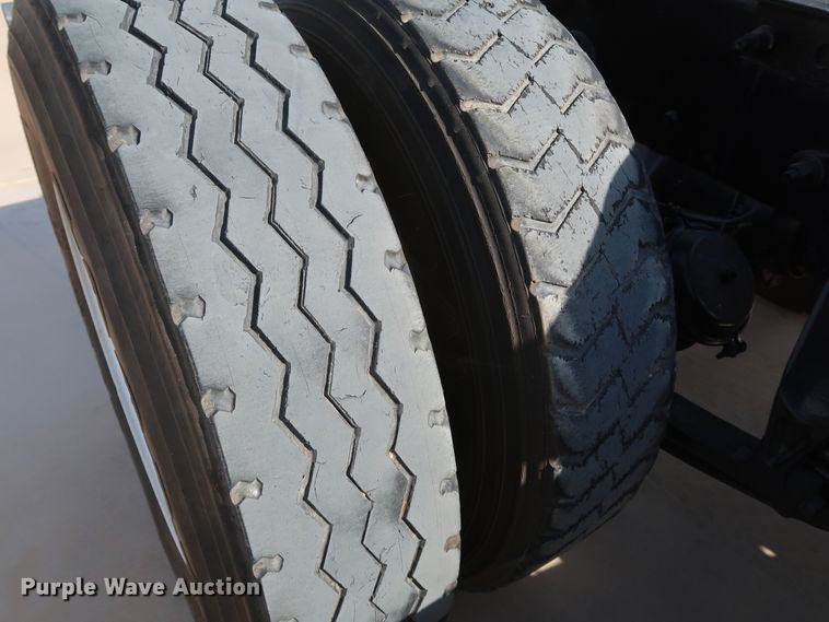 image for item IY9106 2006 International 9400i  semi truck