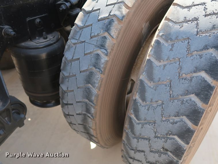 image for item IY9106 2006 International 9400i  semi truck