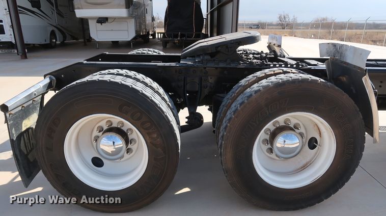 image for item IY9106 2006 International 9400i  semi truck