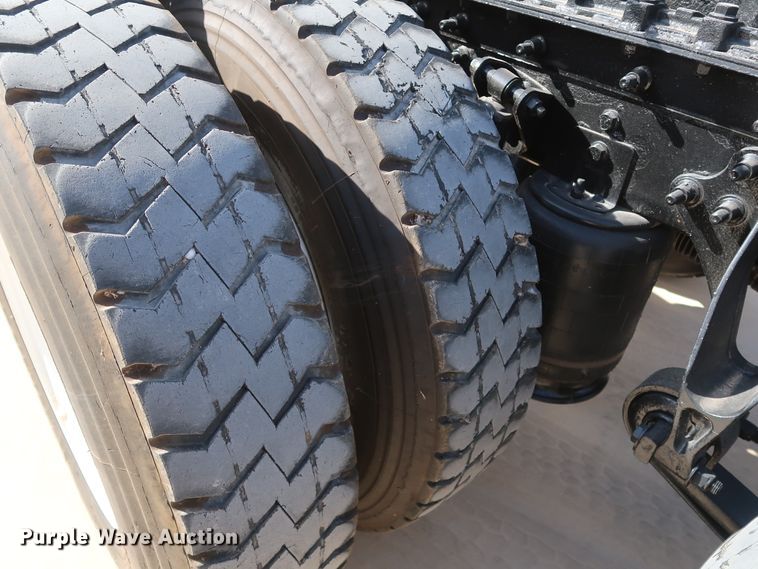 image for item IY9106 2006 International 9400i  semi truck