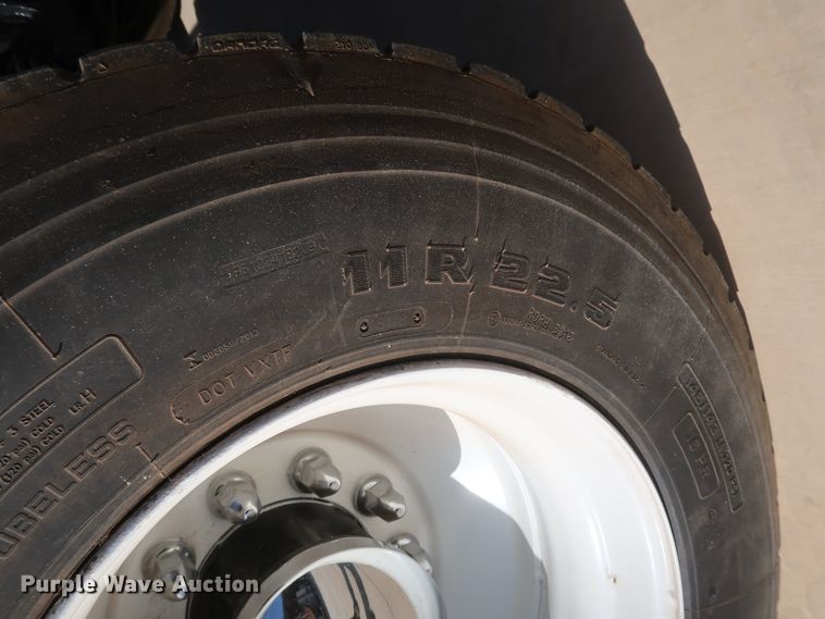 image for item IY9106 2006 International 9400i  semi truck