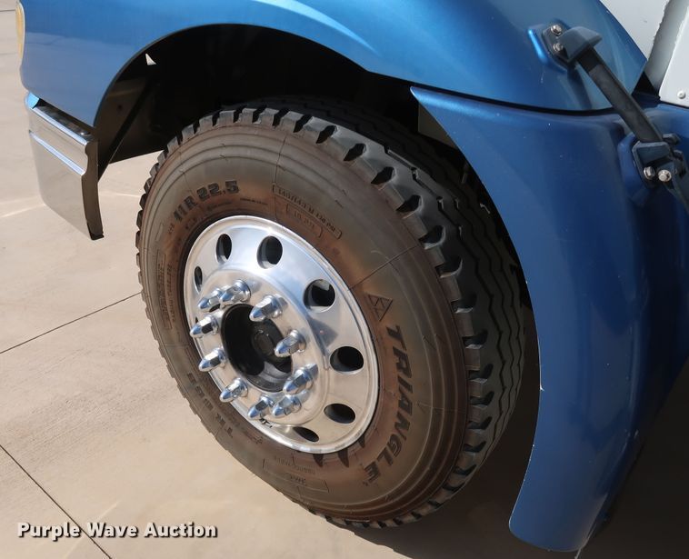 image for item IY9106 2006 International 9400i  semi truck