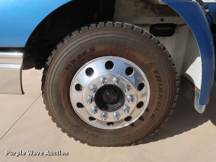 image for item IY9106 2006 International 9400i  semi truck